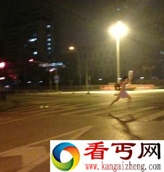 世道真疯狂?北京惊现全裸男抱「充气娃娃女友」狂奔