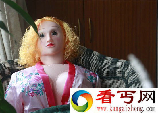 空穴老人买充气娃娃作伴只看不用