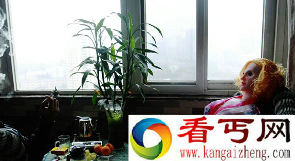 空穴老人买充气娃娃作伴只看不用