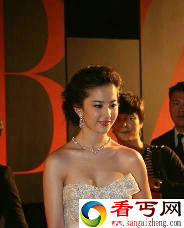 丰满巨胸却娃娃脸的美女明星(组图) 细数那引起拥有娃娃脸且身材丰满的十大性感女星有哪些