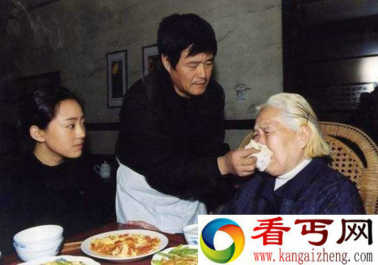 爆料者称赵本山被美女围绕 传赵本山与女弟子有染