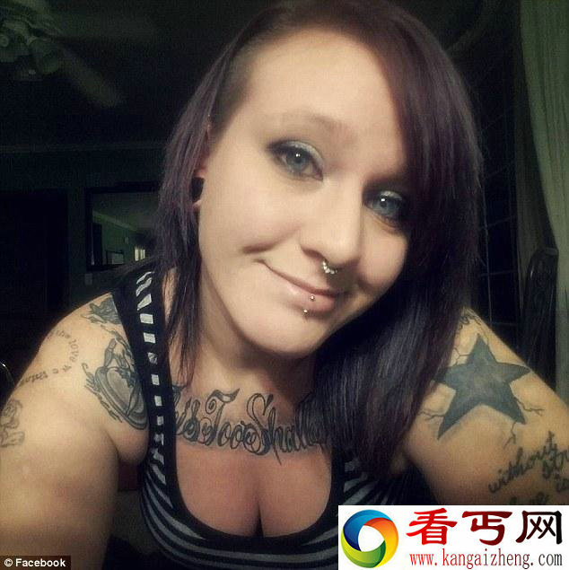 妹子宠物蛇当耳环穿到耳洞 结果悲剧了