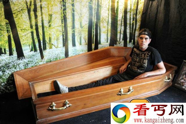 英国男子喝血睡棺材 称想成为吸血鬼