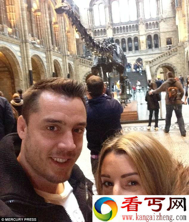 英国一小哥把媳妇放到网上拍卖 结果....