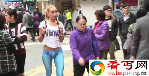 如何做到的？女模特赤裸下体走在街头竟然无人发觉
