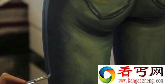 如何做到的？女模特赤裸下体走在街头竟然无人发觉