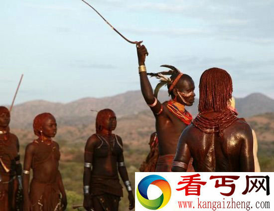"裸体跳牛":跳过去才可以娶妻(图)