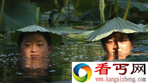 夏季高温逼人 各地防晒奇葩绝技