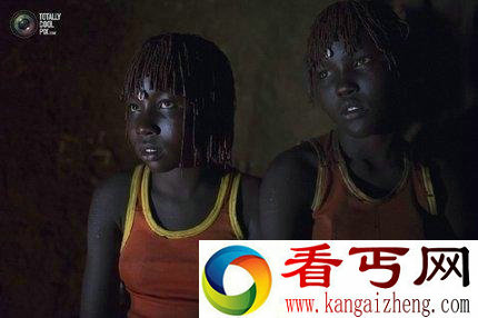 地球非洲女性血腥残忍的割礼仪式