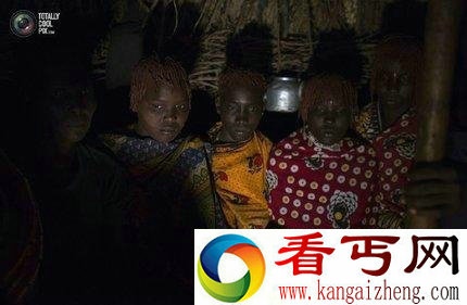地球非洲女性血腥残忍的割礼仪式