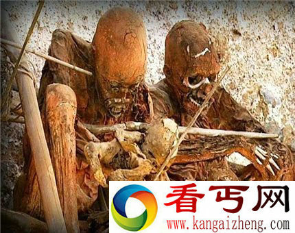新几内亚土著人悬崖恐怖的烟熏尸体仪式
