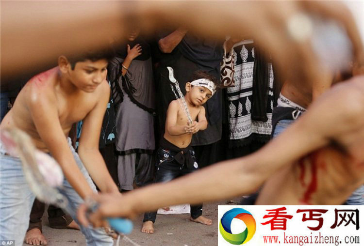 阿富汗教徒街头自虐 用铁链或鞭子抽打自己
