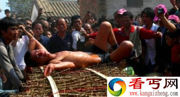 粤西奇葩民俗翻刺床 看得心惊肉跳