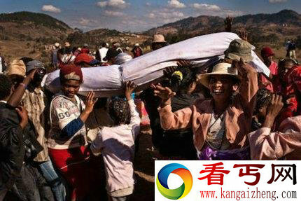 恐怖翻尸节挖出亲人遗体后抬尸载歌载舞