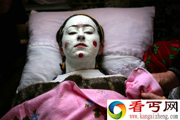 保加利亚婚礼仪式如此恐怖 新娘化的跟死尸似的