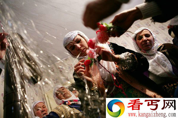 保加利亚婚礼仪式如此恐怖 新娘化的跟死尸似的