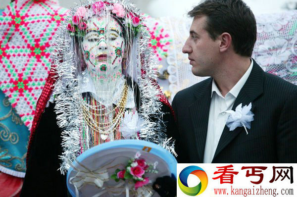 保加利亚婚礼仪式如此恐怖 新娘化的跟死尸似的