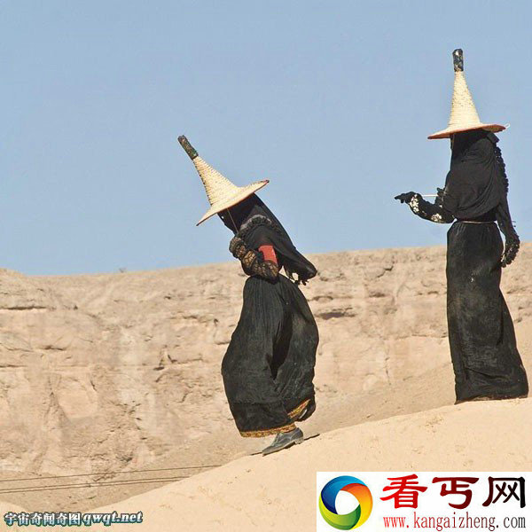哈德拉毛的神秘女子全身包裹不露丝毫
