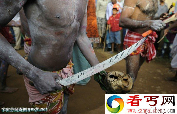 印度传统祈福仪式手持从坟墓中挖掘出的人头骨游行