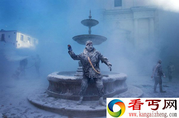 西班牙小镇传统粉面节:人们鸡蛋面粉大战(组图)