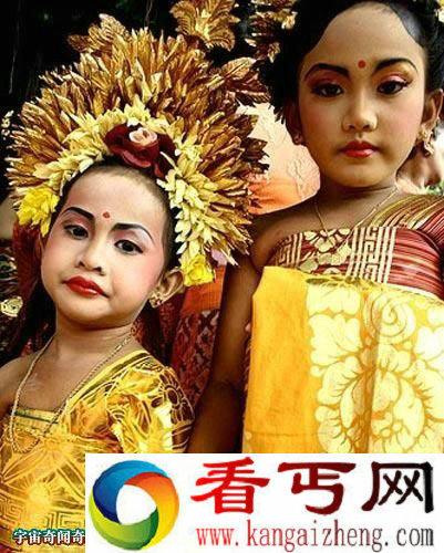 巴厘岛少女洁身仪式月经初潮需幽禁