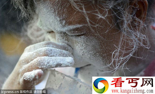 菲律宾举行传统节日趣味比赛 孩子们参加吸面粉大赛
