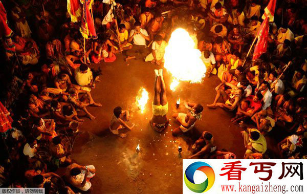 印度信徒祈福仪式在热沙上打滚自虐