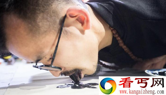 艺术家用舌头作画 仅用20分钟完成惊世画作
