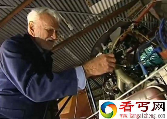 澳洲八旬老人亲手制作UFO纪念亡妻