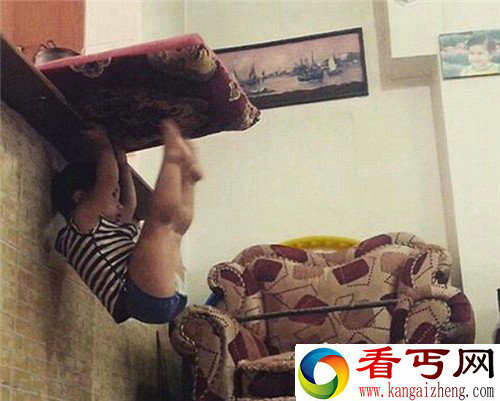 伊朗2岁男童能够完成后翻筋斗等一系列体操动作