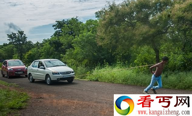 不可思议！印度少年能用肩胛骨拉动两辆小汽车
