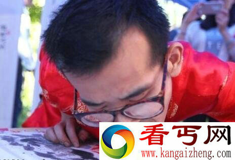用自己的舌头来作画 真的很有品位
