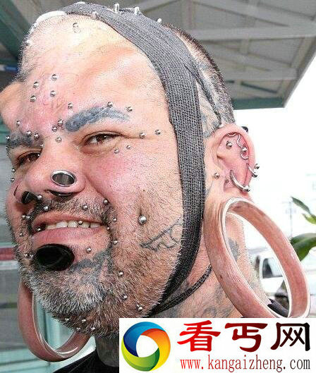 夏威夷男子打了个巨型耳洞作装饰 引众人围观