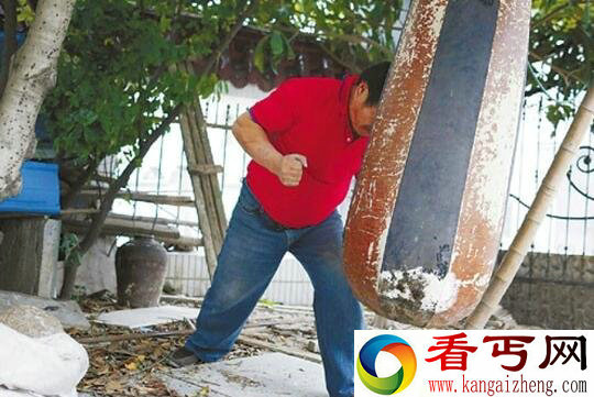 顶狗哥走红能头顶百斤重的沙袋和狗