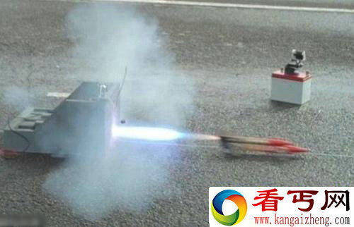 中学生自制火箭车 最高时速可达895公里