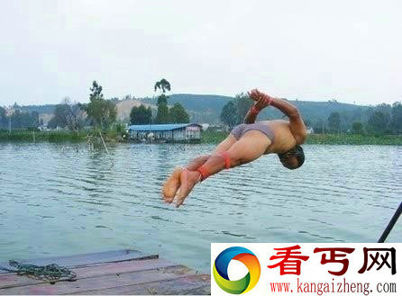 绝技！云南老汉“捆绑手脚”横渡湖泊
