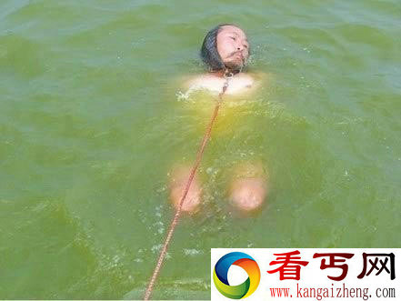 绝技！云南老汉“捆绑手脚”横渡湖泊