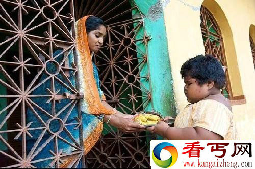 印度5岁小女孩24小时不停进食 但也无法吃饱