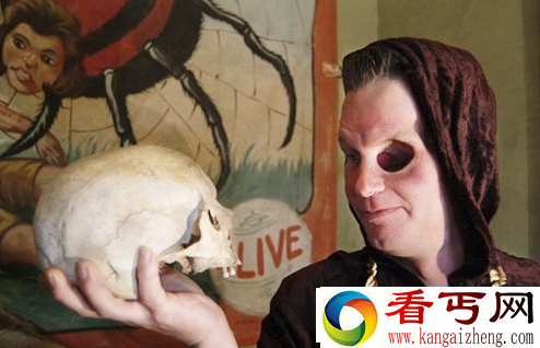 美国男子竟然用左眼的窟窿喝酒