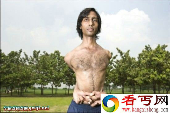 印度男孩柔韧性超惊人 可用脚趾夹着瓶子喝水