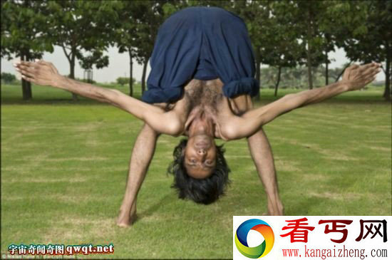 印度男孩柔韧性超惊人 可用脚趾夹着瓶子喝水