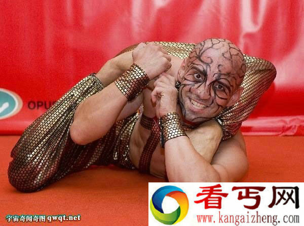 土耳其软骨兄弟香港新太阳广场表演软骨奇艺“双脚后脑独角转