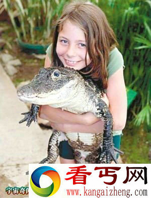 家办动物园6岁学驯鳄 美国9岁女童空手驯服鳄鱼如宠物