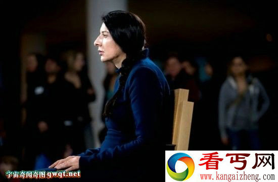 “静坐”700小时 行为艺术“祖母”破纪录