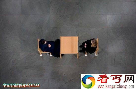 “静坐”700小时 行为艺术“祖母”破纪录
