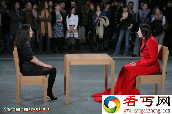 “静坐”700小时 行为艺术“祖母”破纪录