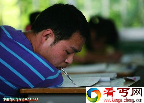 太励志！两无臂男孩用嘴脚战高考用意志答考题
