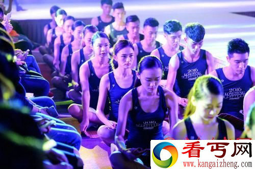 超模诵读孔子祭文 长腿比基尼眼花缭乱
