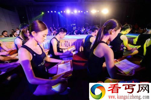 超模诵读孔子祭文 长腿比基尼眼花缭乱
