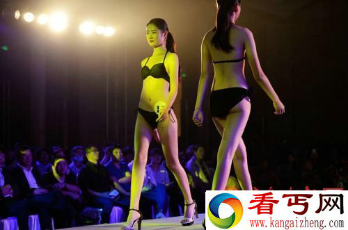 超模诵读孔子祭文 长腿比基尼眼花缭乱